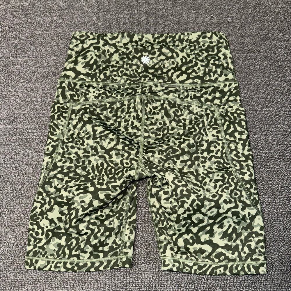 Athleta Ultimate Stash II 7" Biker Shorts Women's Size XS Green Camo Gorpcore